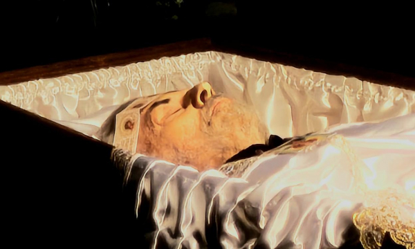 Вдова и сын так и не похоронили прах Александра Ширвиндта после прощания